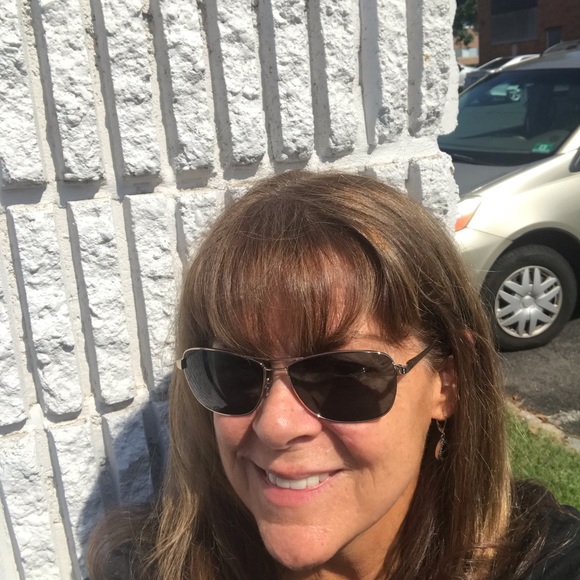 Meet your Posher, Ardis - Picture 2 of 3